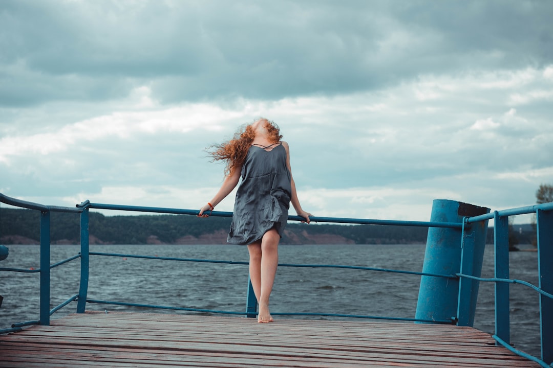 Nilon sex: zmyselná hra s nylonom na pokožke